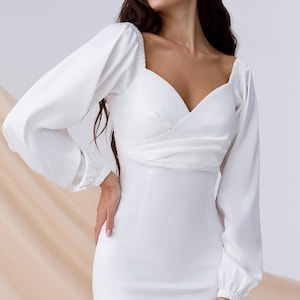 Weißes Seiden Satin Mini Kleid mit Voluminösen ärmeln, Kurzes Kleid mit langen Ärmeln und Sweetheart Ausschnitt
