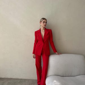 Completo pantalone rosso a due pezzi con blazer aderente e pantaloni dritti a vita alta. immagine 2