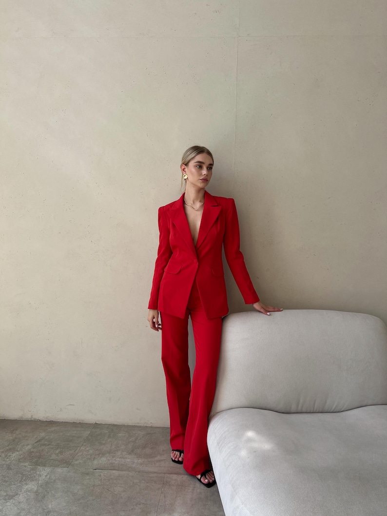 Completo pantalone rosso a due pezzi con blazer aderente e pantaloni dritti a vita alta. immagine 2