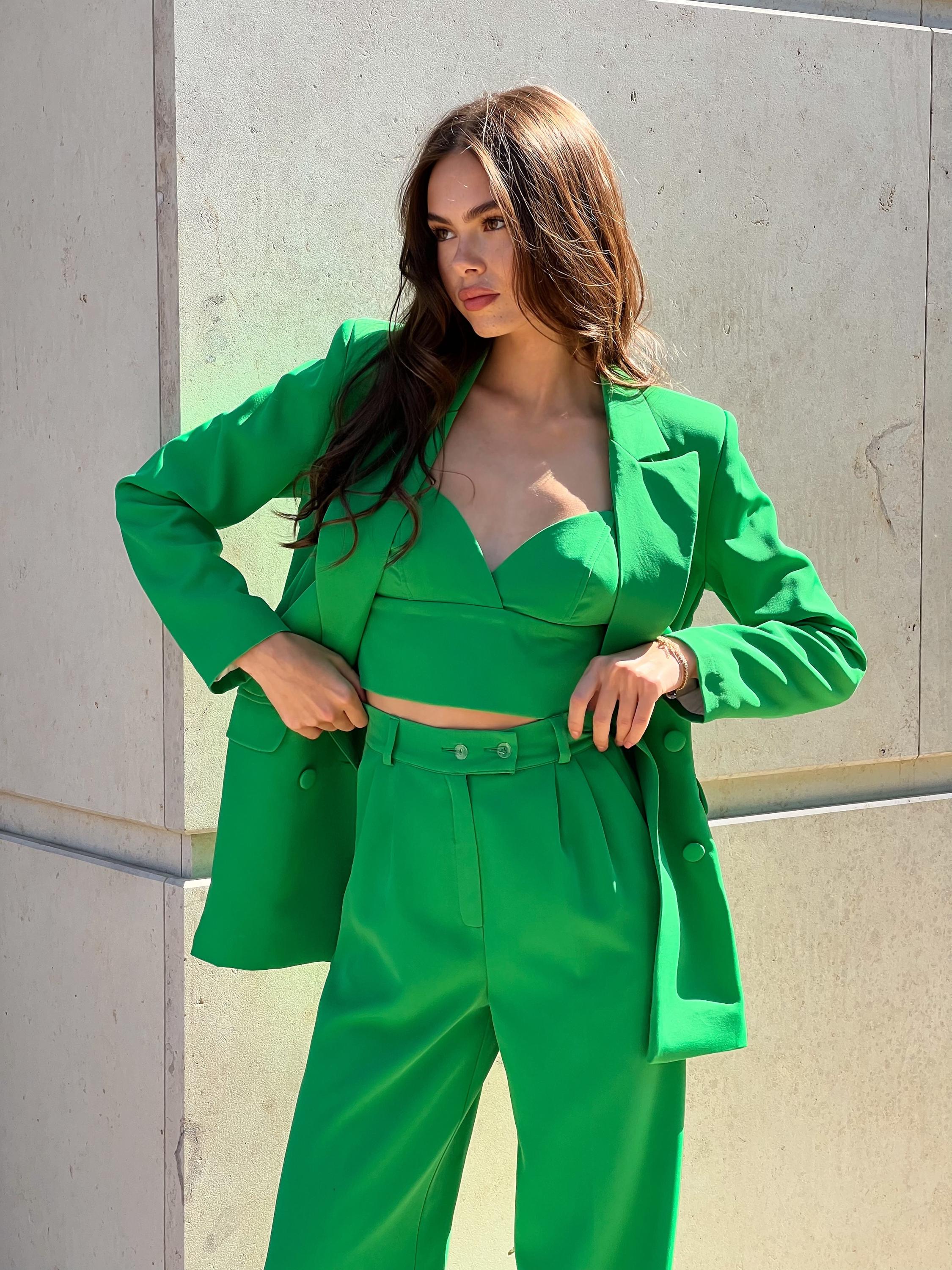 背の高い女性のためのグラスグリーンのフォーマルパンツスーツ：ダブル