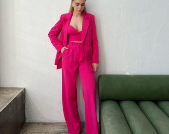 ホットピンクのブレザーパンツスーツ、長身女性向け、ワイドレッグ