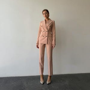 Ensemble pantalon femme beige coupe slim, blazer croisé élégant et pantalon ajusté pour le bureau, les vêtements de cérémonie ou les vêtements d'affaires