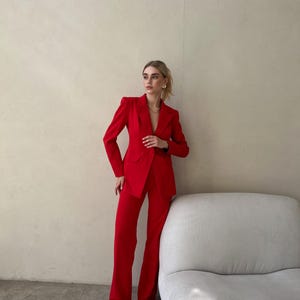 Completo pantalone rosso a due pezzi con blazer aderente e pantaloni dritti a vita alta. immagine 3