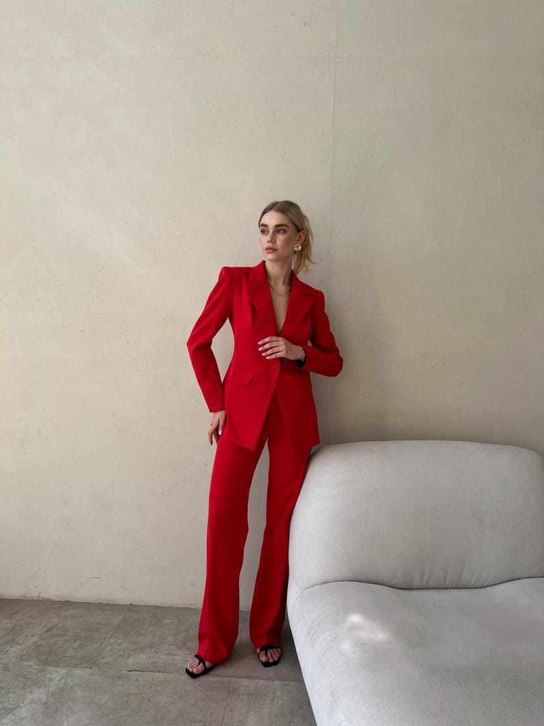 Completo pantalone rosso a due pezzi con blazer aderente e pantaloni dritti a vita alta. immagine 3
