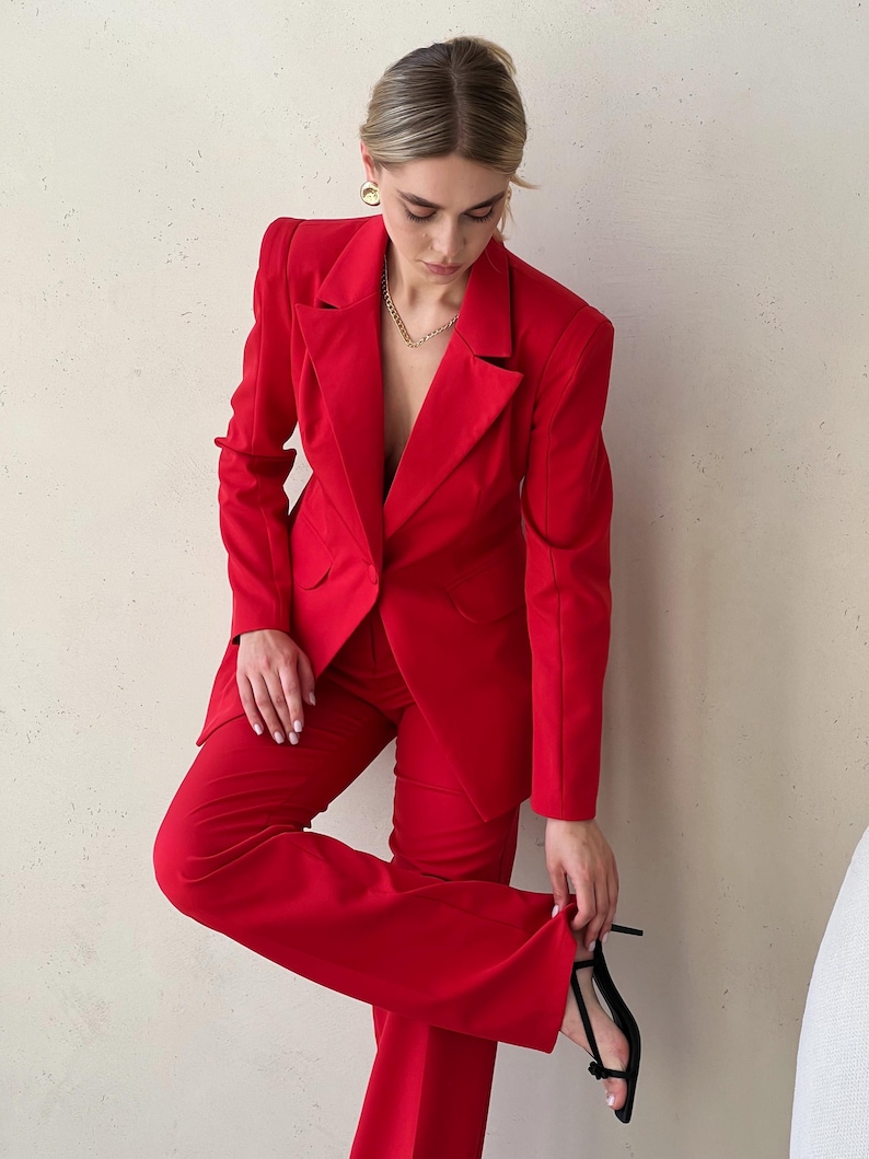 Completo pantalone rosso a due pezzi con blazer aderente e pantaloni dritti a vita alta. immagine 9