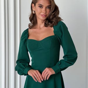 Sukienka midi z długim rękawem w kolorze leśnej zieleni z dekoltem w kształcie serca, elegancka sukienka rozkloszowana na jesienne kolacje, święta lub specjalne okazje