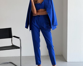 Blauer Blazer, Bralette-Top, hohe Hose
