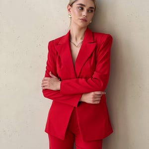 Completo pantalone rosso a due pezzi con blazer aderente e pantaloni dritti a vita alta. immagine 8