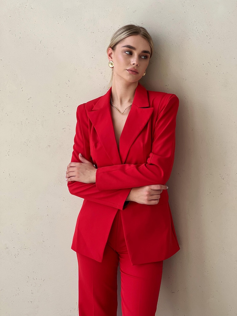 Completo pantalone rosso a due pezzi con blazer aderente e pantaloni dritti a vita alta. immagine 8