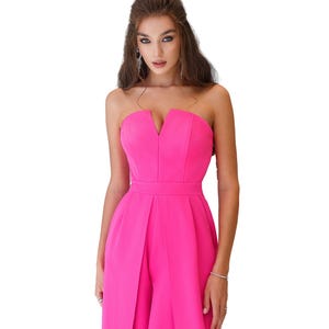 Tuta intera rosa acceso a gamba larga, senza maniche, con corsetto, perfetta per balli di fine anno e feste in giardino.