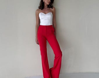 Pantalones rojos de talle alto y pernera acampanada para mujeres altas