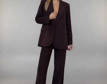 Conjunto de dos piezas color marrón chocolate con chaqueta extragrande y pantalón de pierna ancha.