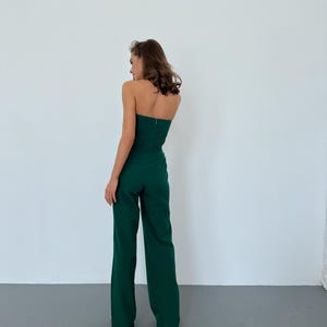 Tuta con corsetto verde smeraldo, alta, senza maniche, gamba larga immagine 3