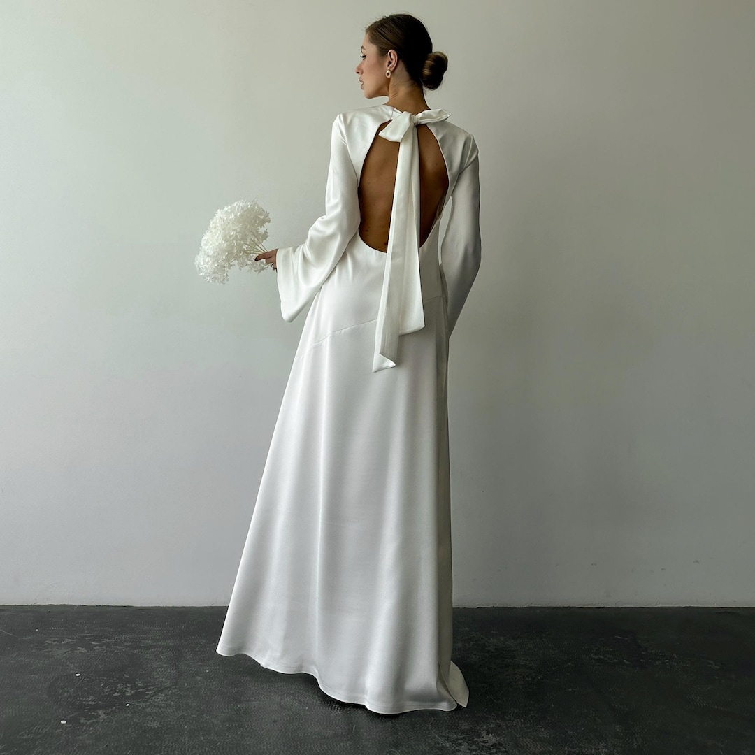 Witte maxi zijden satijnen jurk met open rug en lange uitlopende
