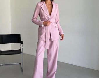 Altrosa zweiteiliger Hosenanzug, Blazer und Hose mit Gürtel
