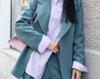 Conjunto de calça e blazer azul menta de duas peças, com blazer acinturado e calça de cintura alta.