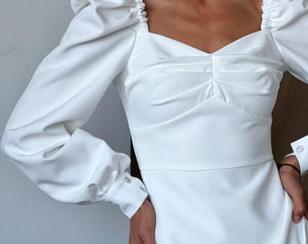Mini abito bianco, maniche voluminose, scollo a cuore, sposa per fuga d'amore
