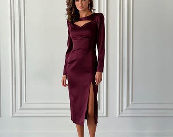 Abito midi in raso bordeaux: tubino con maniche lunghe e cut-out
