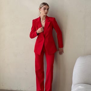 Completo pantalone rosso a due pezzi con blazer aderente e pantaloni dritti a vita alta. immagine 7