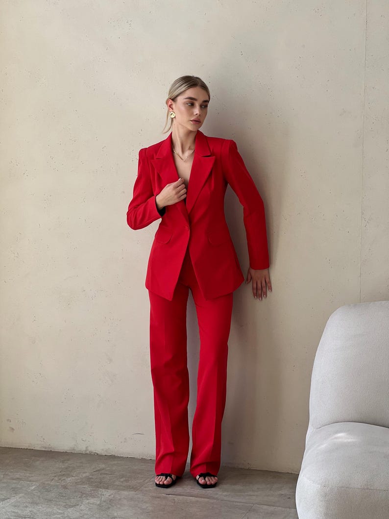 Completo pantalone rosso a due pezzi con blazer aderente e pantaloni dritti a vita alta. immagine 7
