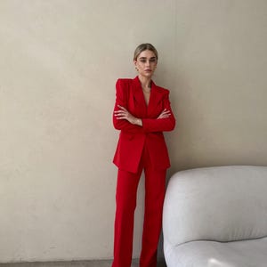 Completo pantalone rosso a due pezzi con blazer aderente e pantaloni dritti a vita alta. immagine 4