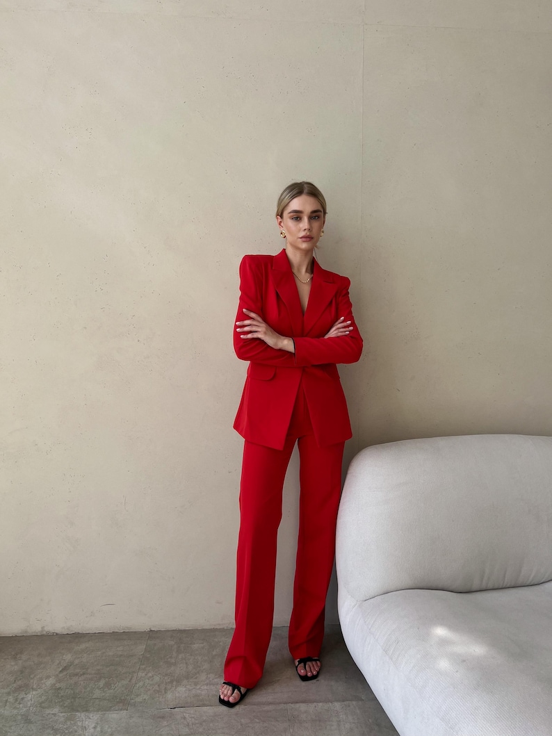 Completo pantalone rosso a due pezzi con blazer aderente e pantaloni dritti a vita alta. immagine 4