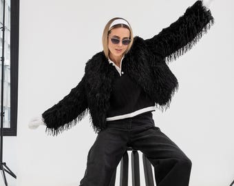 クロップド丈のフェイクファーラマ、レディースショート丈ブラック