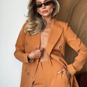 Karmelowy formalny garnitur ze spodniami dla kobiet biznesu, elegancki, swobodny zestaw dla kobiet biznesu, odzież biurowa damska, klasyczny krój spodni dla kobiet