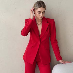 Completo pantalone rosso a due pezzi con blazer aderente e pantaloni dritti a vita alta. immagine 1
