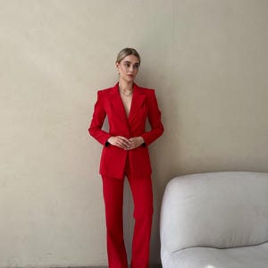 Completo pantalone rosso a due pezzi con blazer aderente e pantaloni dritti a vita alta. immagine 5