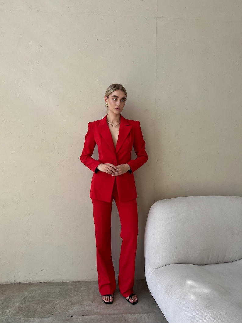 Completo pantalone rosso a due pezzi con blazer aderente e pantaloni dritti a vita alta. immagine 5
