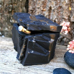 Kurinuki box with lid "Black-Gold"