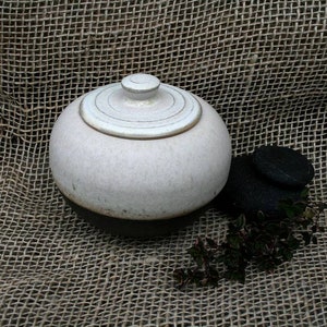 Small can with lid "ivory"