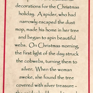 K&ouml;nnte beinhalten: Eine Vintage-Weihnachtskarte mit gr&uuml;nem Rand und einer Spinnenillustration. Die Karte erz&auml;hlt die Geschichte einer armen Frau, die ihren Weihnachtsbaum nicht schm&uuml;cken konnte. Eine Spinne hat ein Netz auf ihrem Baum gesponnen, und als die Sonne darauf traf, wurde es silbern. Dies ist der Ursprung der Tradition, Lametta an Weihnachtsb&auml;ume zu h&auml;ngen.
