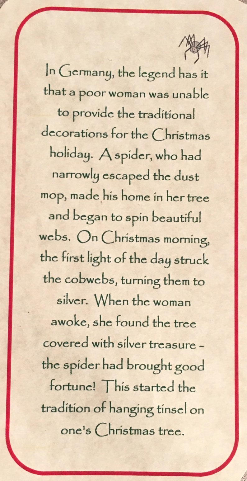 K&ouml;nnte beinhalten: Eine Vintage-Weihnachtskarte mit gr&uuml;nem Rand und einer Spinnenillustration. Die Karte erz&auml;hlt die Geschichte einer armen Frau, die ihren Weihnachtsbaum nicht schm&uuml;cken konnte. Eine Spinne hat ein Netz auf ihrem Baum gesponnen, und als die Sonne darauf traf, wurde es silbern. Dies ist der Ursprung der Tradition, Lametta an Weihnachtsb&auml;ume zu h&auml;ngen.