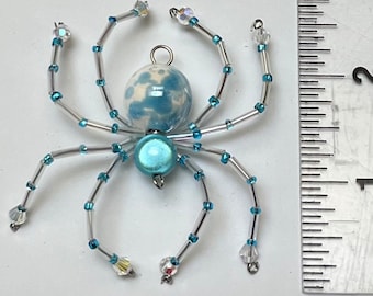 Gefrorene blaue Perlenspinne