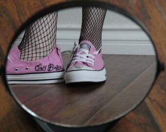 guys wearing pink converse