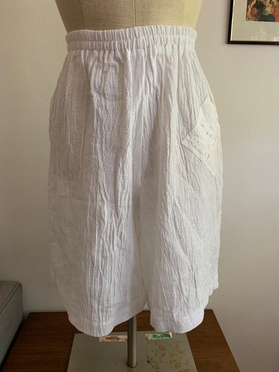 Vintage White Elastic Waist Shorts | Bermuda Styl… - image 2