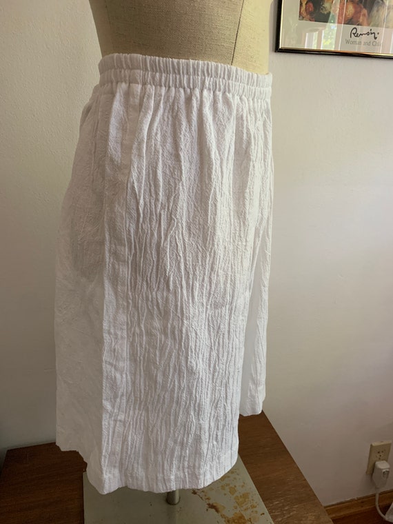 Vintage White Elastic Waist Shorts | Bermuda Styl… - image 4