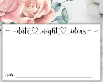 Op de afbeelding: Een witte kaart met de tekst "date night ideas" in zwarte cursieve letters. Tussen elk woord staat een klein hartje. De kaart heeft onderaan een regel voor "Van:".