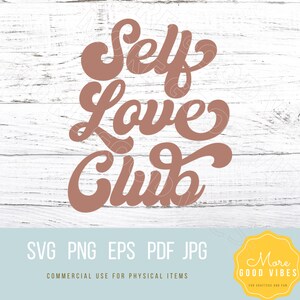 Puede incluir: Una descarga digital de un dise&ntilde;o gr&aacute;fico con el texto "Self Love Club" en una fuente retro cursiva. El texto es de color marr&oacute;n melocot&oacute;n y se coloca sobre un fondo de madera blanca.