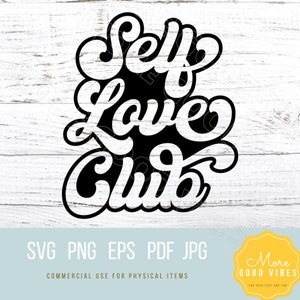 Puede incluir: Dise&ntilde;o gr&aacute;fico en blanco y negro con el texto "Self Love Club" en un estilo de fuente retro. El dise&ntilde;o est&aacute; sobre un fondo de madera blanca.