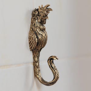 Rustic Brass Rooster Wall Hook – Unique Farmhouse Decor, Sturdy and Durable Chicken Hanger for Kitchen, Entryway or Bathroom.