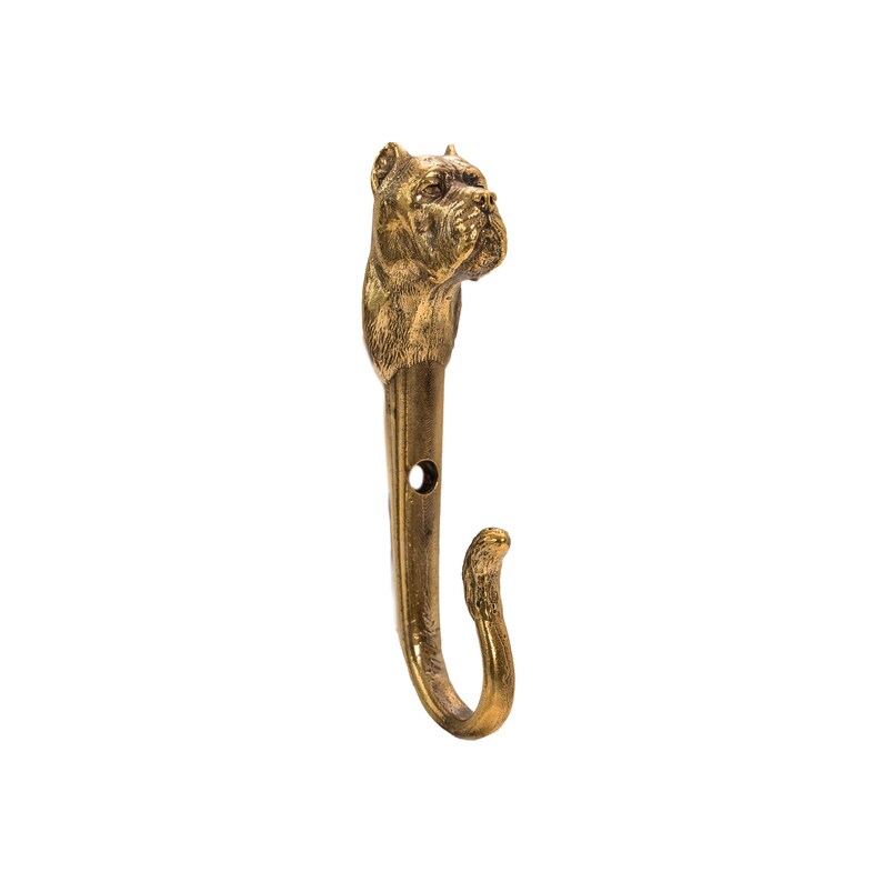 Op de afbeelding: Een gouden metalen haak met een gedetailleerd beeldhouwwerk van een Cane Corso hondenkop. De haak is ontworpen om items aan een muur te hangen.