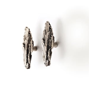 Bouton de meuble rustique en argent allemand, imitation écorce d'arbre, style boisé, décoration organique.