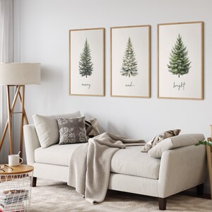 Pode incluir: Tr&ecirc;s pinturas de aquarela emolduradas de pinheiros com as palavras "feliz", "e", e "brilhante" abaixo de cada &aacute;rvore.