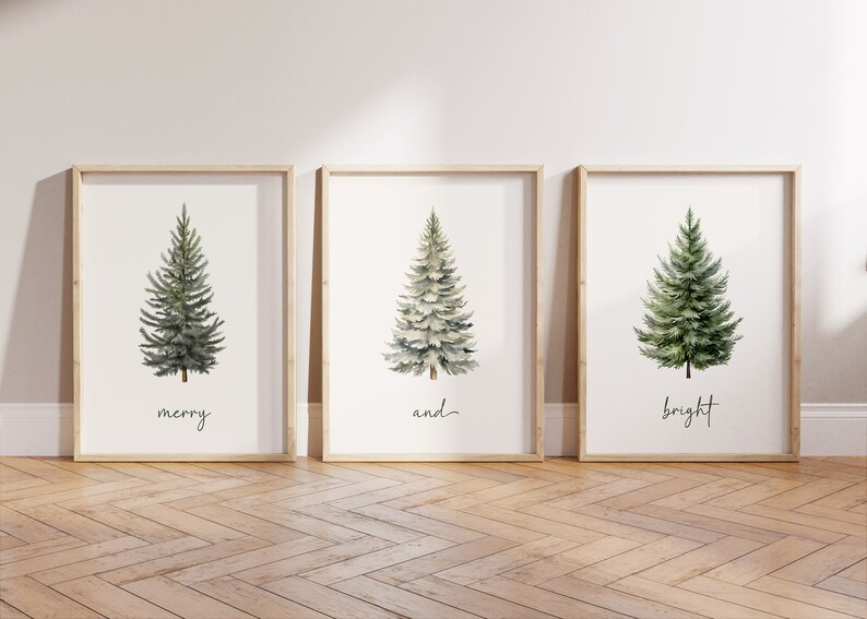 Pode incluir: Tr&ecirc;s aquarelas de pinheiros com as palavras "merry", "and" e "bright" escritas abaixo de cada &aacute;rvore.