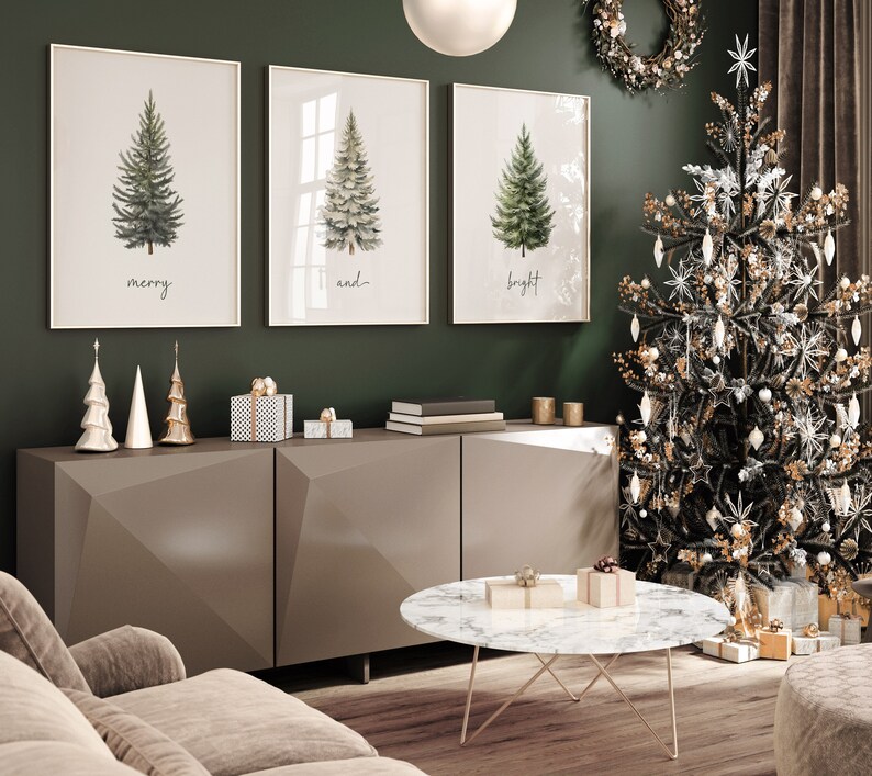 Pode incluir: Uma sala de estar decorada para o Natal com uma parede verde, um arm&aacute;rio castanho, uma mesa de caf&eacute; de m&aacute;rmore branco e uma &aacute;rvore de Natal decorada com enfeites dourados e brancos. Tr&ecirc;s impress&otilde;es emolduradas com ilustra&ccedil;&otilde;es de aquarela de pinheiros e as palavras "merry", "and" e "bright" penduradas na parede.