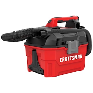 Peut inclure: Aspirateur humide/sec Craftsman rouge et noir d'une capacité de 15 litres. L'aspirateur est doté d'un souffleur intégré et d'un tuyau avec un embout plat.
