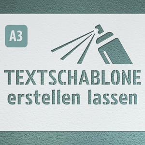 Könnte beinhalten: Weißes Stencil mit dem Text "TEXTSCHABLONE erstellen lassen" und einer Sprühdosen-Grafik. Das Stencil enthält eine "A3" Größenangabe in einem türkisfarbenen Quadrat. Der Hintergrund ist eine strukturierte türkisfarbene Farbe.